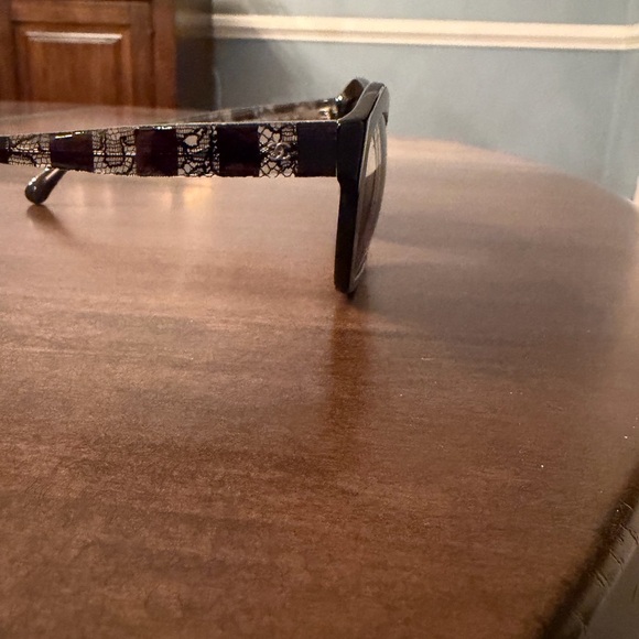 CHANEL Elegant Black Sunglasses - Picture 2 of 8